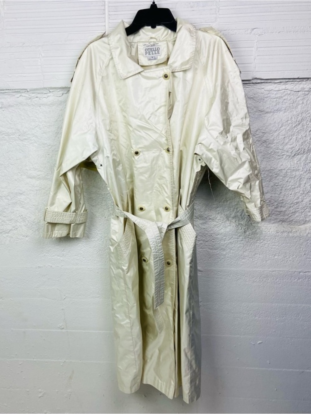 vintage Otello Pelle pearl shimmer rain or trench coat in a cream color size 13